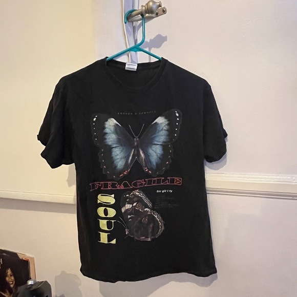 black butterfly t-shirt🤍 - Picture 3 of 3